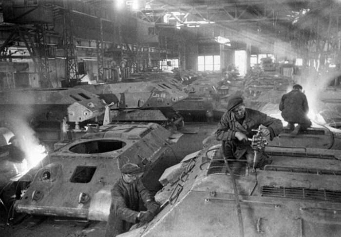 Производство Т-34 в годы войны. |Фото: fotoload.ru.