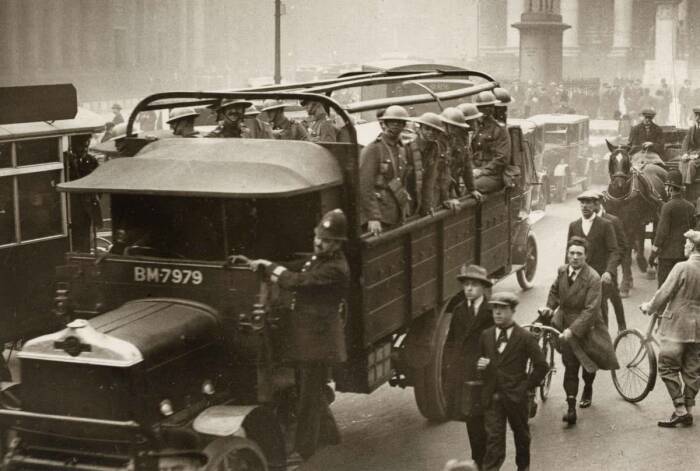 1926 год. Английские солдаты брошены против рабочих, вышедших на демонстрацию. topwar.ru.