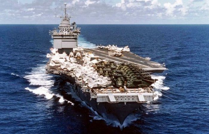 Авианосец, перевозящий самолеты с ядерным оружием «USS Enterprise».