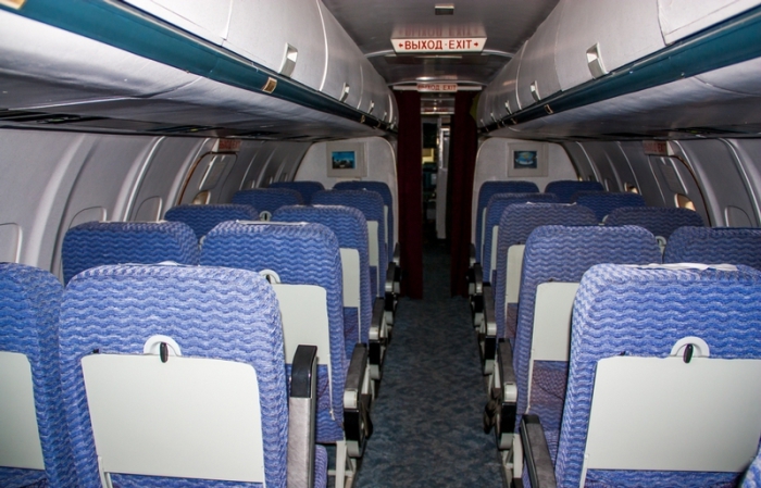 Кресла пассажиров в деревянном самолёте.