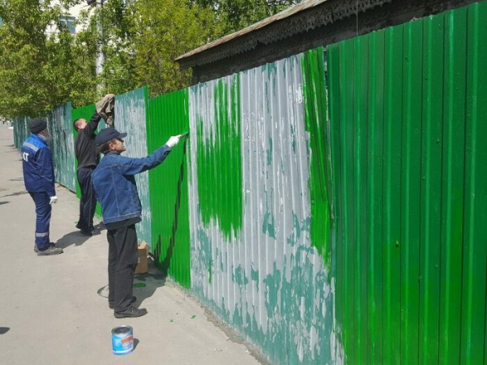 Защитить забор нужно не после установки, а еще на стадии монтажа. ¦Фото: newsaler.ru.