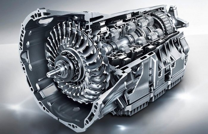 Большинству автоматом переключение в нейтраль едва ли не вредно.