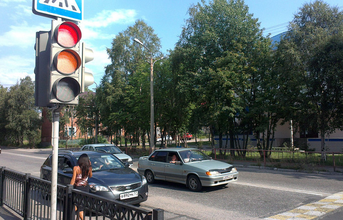 На светофорах коробку дёргать не стоит.