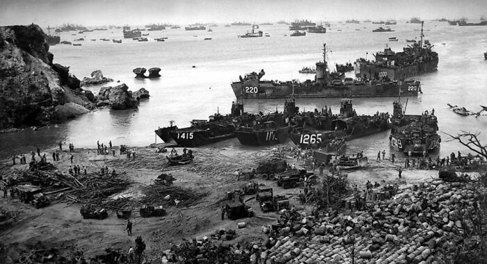 Высадка американцев на Окинаву. |Фото: worldatlas.com.