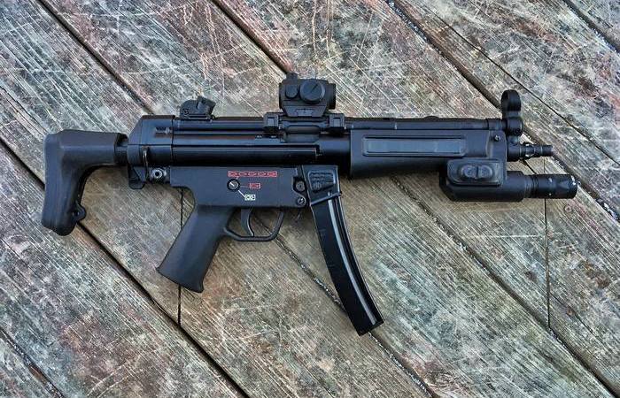 Имеет много общего с винтовками и автоматами HK. Имеет много общего с винтовками и автоматами HK.