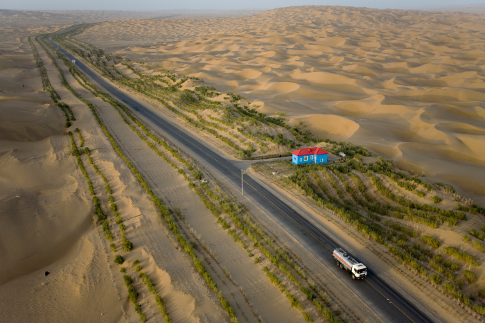Для чего Китай построил самую длинную дорогу в пустыне среди барханов 