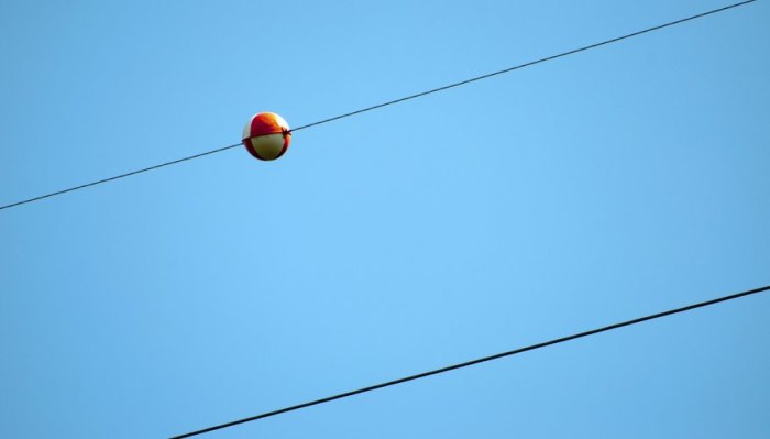 Для чего в Краснодарском крае на ЛЭП подвешивают большие красные шары