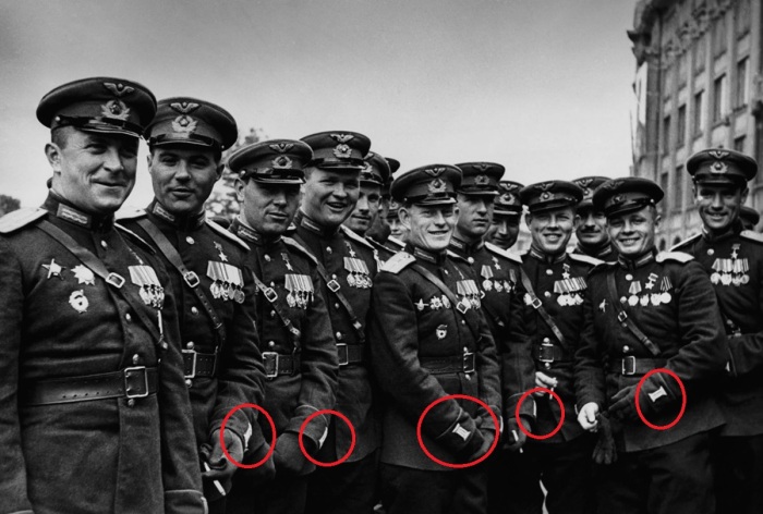 Советские летчики на параде Победы 1945 года. На рукаве та же колона. |Фото: ya.ru.
