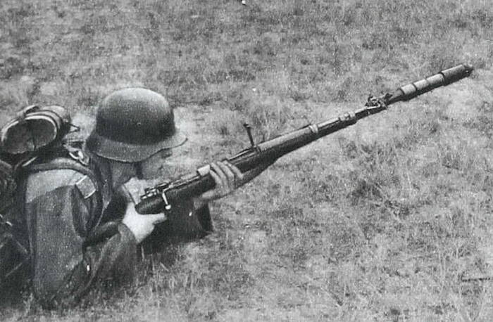 Немецкий солдат с 30-мм ствольным гранатомётами для Маузер 98К. /Фото: invoen.ru.