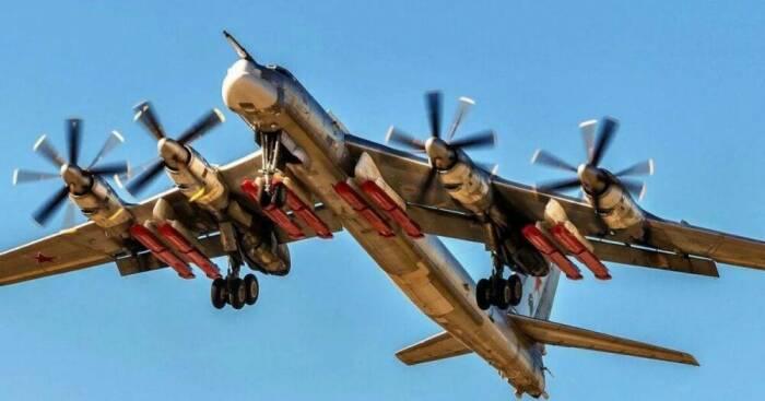 Зачем Ту-95 такие необычные двойные пропеллеры на двигателях 