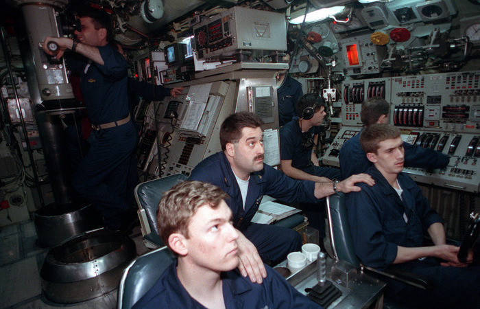 Управление подлодки осуществляется с центрального поста, глубоко в жёстком корпусе. Управление подлодки осуществляется с центрального поста, глубоко в жёстком корпусе.