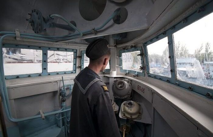 На советских подлодка внутри ограждения делают ходовой мостик с окнами. На советских подлодка внутри ограждения делают ходовой мостик с окнами.