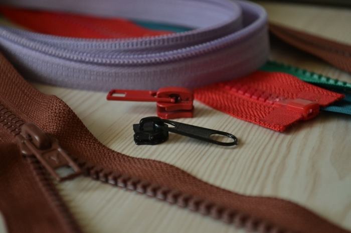 Молнии и бегунки бывают металлические и пластиковые. | Фото: sewing-master.ru.
