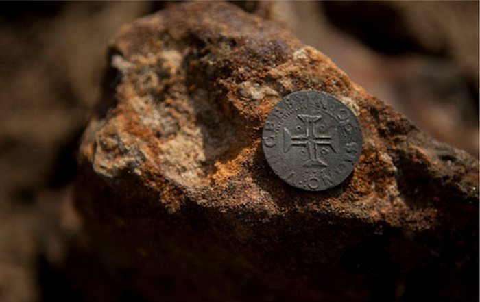 Монета из клада, найденного на De Beers.