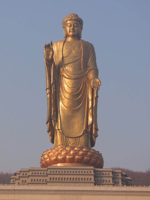 Высота Весеннего Будды — 128 метров.