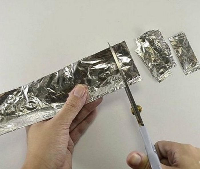 Алюминиевая фольга как точилка для ножниц.