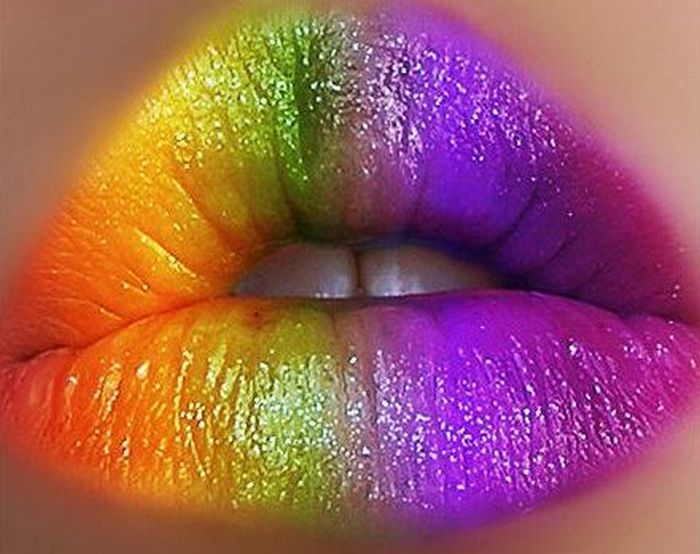 Разноцветные губы.