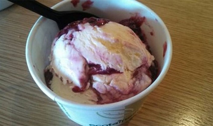 Мороженое со вкусом козьего сыра, ягод марион.