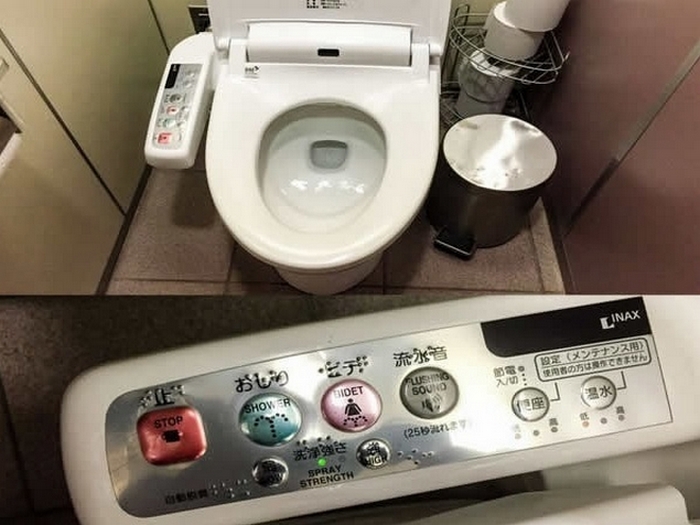 Технологичный туалет в аэропорту.