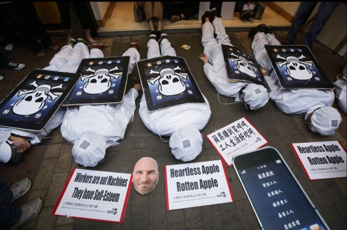 Протест рабочих на заводе Apple у Китае.