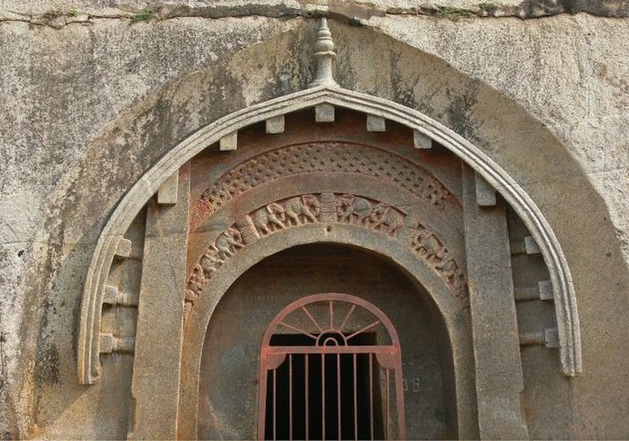 Пещерные храмы Барабар в Индии.
