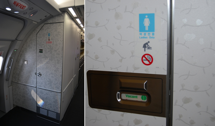 Туалет в самолёте можно открыть извне.