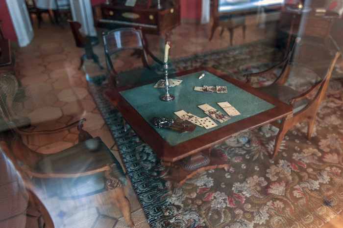 За этим столом, раскурив трубку, Пушкин играл в карты с московскими приятелями.