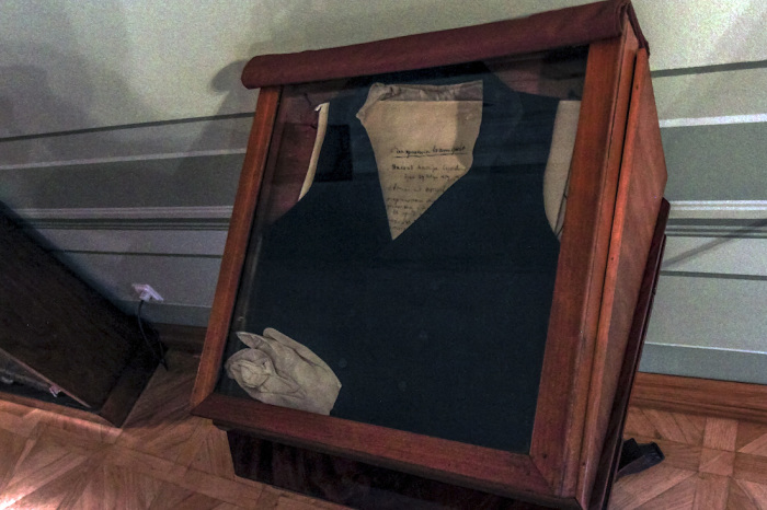 Сейчас в кабинете Пушкина можно видеть и тот самый жилет тонкого сукна, в котором поэт стрелялся на дуэли.