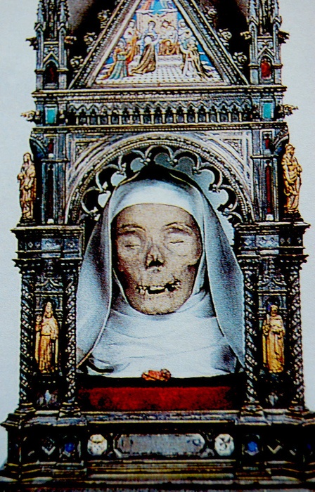 Череп св. Екатерины Сиенской в церкви Сан-Доменико, Сиена