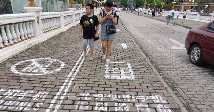 Тротуары для пользователей смартфонов.