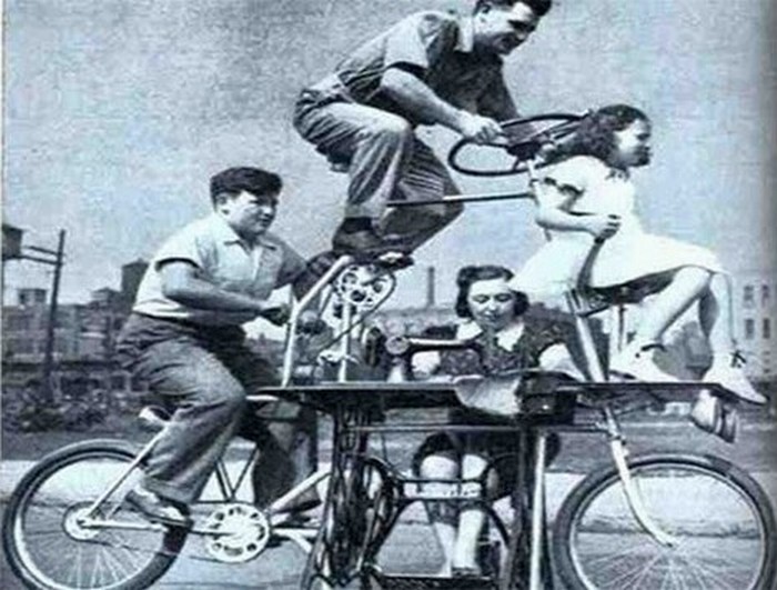 Семейный велосипед со швейной машинкой.