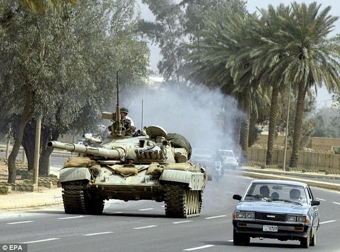 Т-72 на дороге близ Багдада. 2003 год.