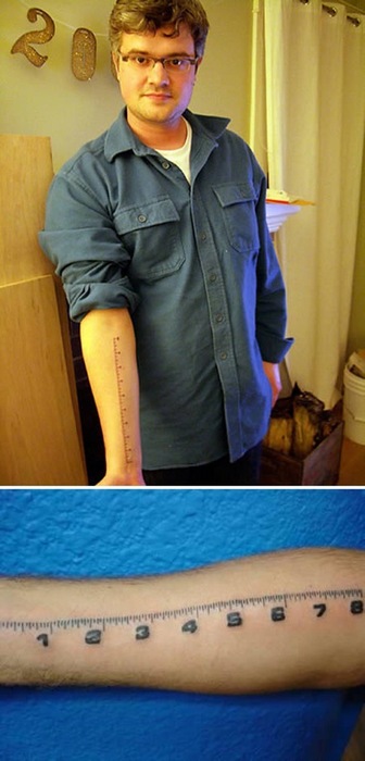 Татуировка линейка на руке у плотника.