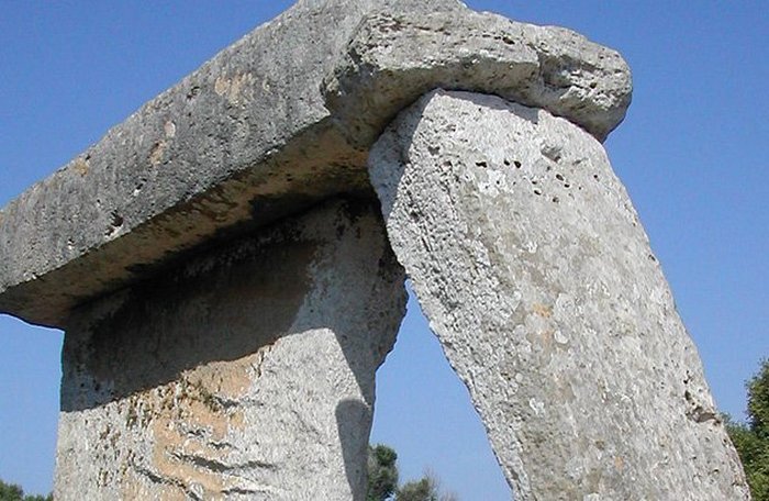Таулы Менорки - огромные каменные образования Т-образной формы.