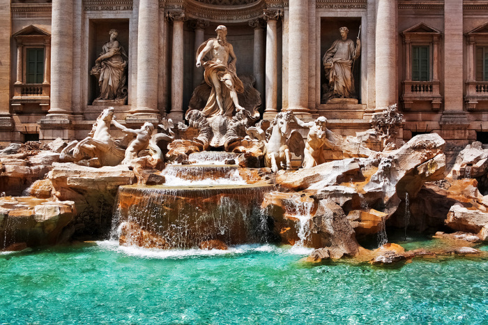Центральная часть фонтана Треви в Риме.
