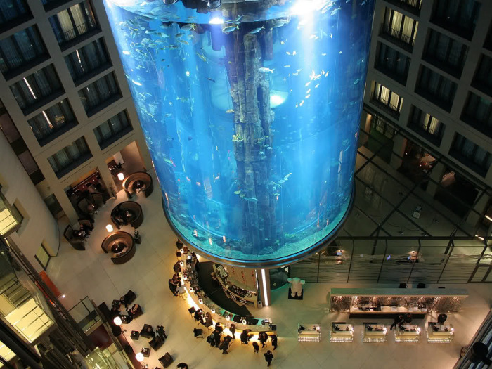 Гигантский аквариум в берлинском отеле Blu Hotel.