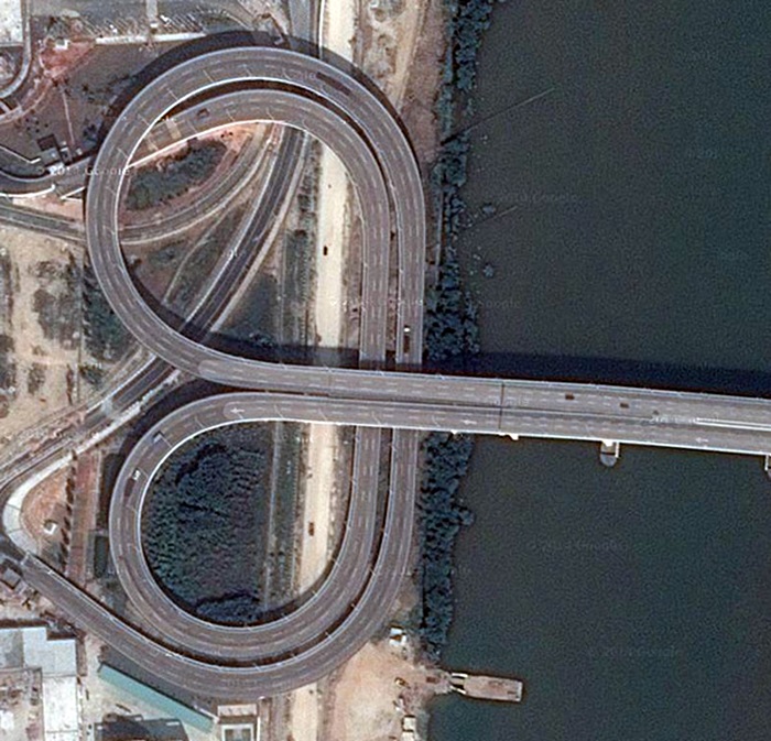 Сменить полосу дорожного движения на мосту между Макао и Китаем.