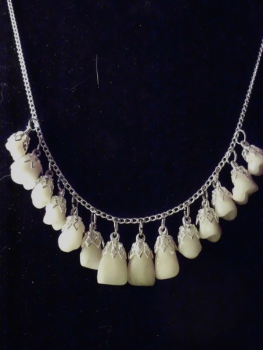 Extollo - ювелирные украшения из зубов.