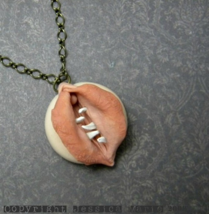 Ожерелье в виде зубастой вагины.