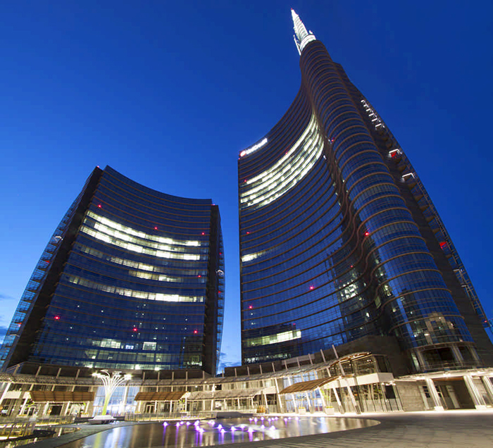Штаб-квартира банка Unicredit в Милане: ночной кадр