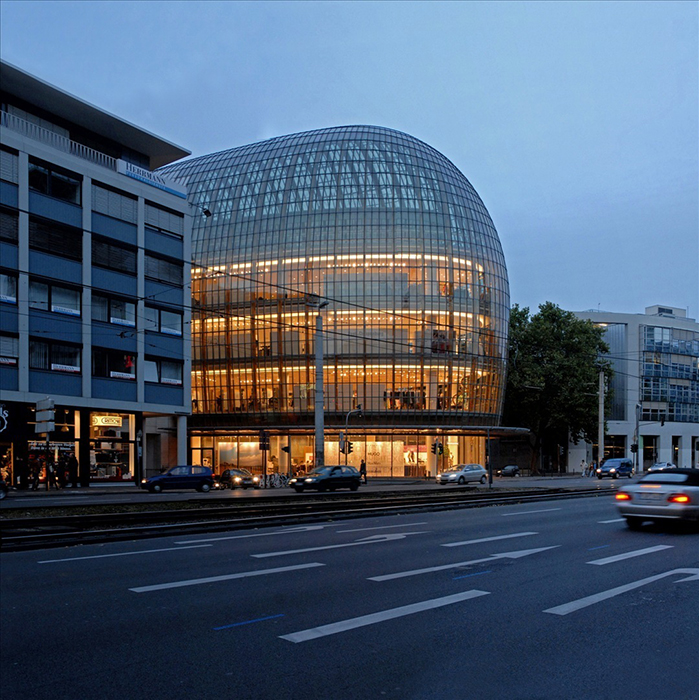 Торгово-развлекательный комплекс Welstadthaus в Кёльне, Германия: ночной кадр