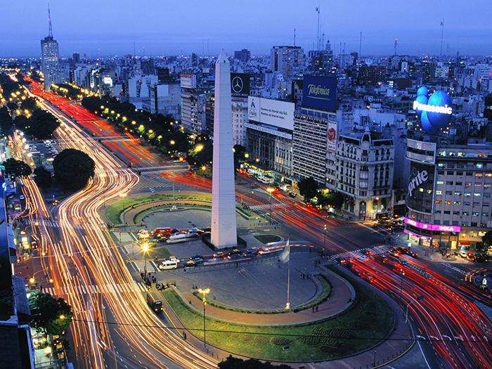 Авенида Нуэве-де-Хулио в Буэнос-Айресе, Аргентина