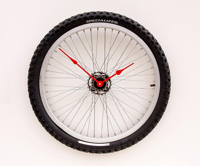 Часы, сделанные из велосипедного колеса