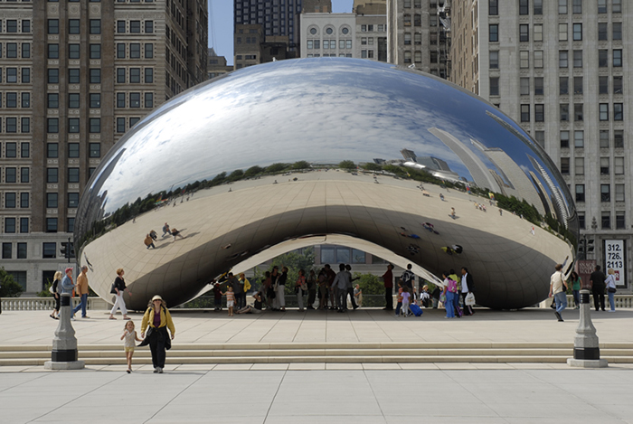 Общественная скульптура 'Клауд-Гейт' в Чикаго, США