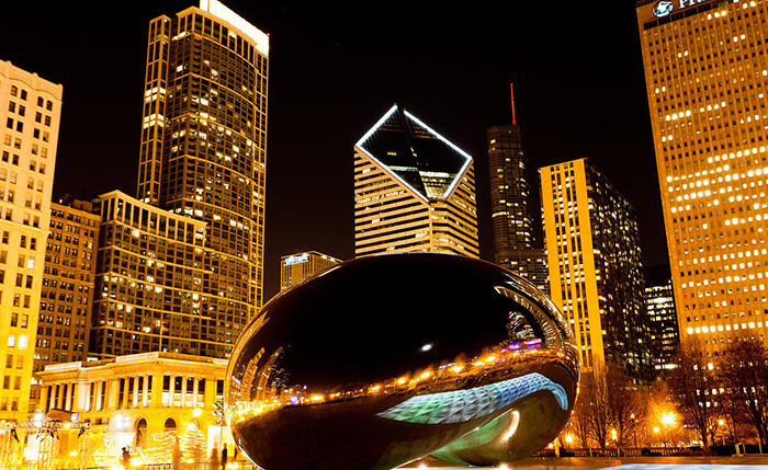 Общественная скульптура 'Клауд-Гейт' в Чикаго: ночной кадр