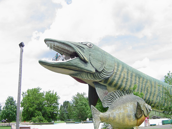 Зал рыбацкой славы в форме щуки в Хэйварде, США