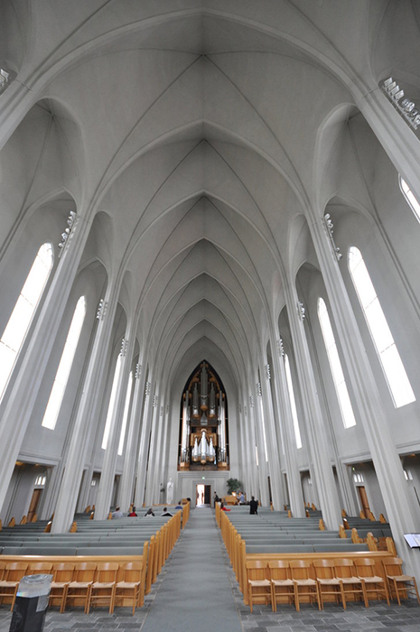Лютеранская церковь Хадльгримскиркья в Рейкьявике: интерьер помещения