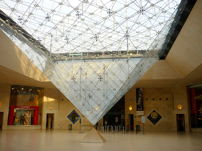Пирамида Лувра в Париже