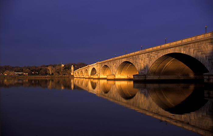 Арлингтонский мемориальный мост: ночной кадр