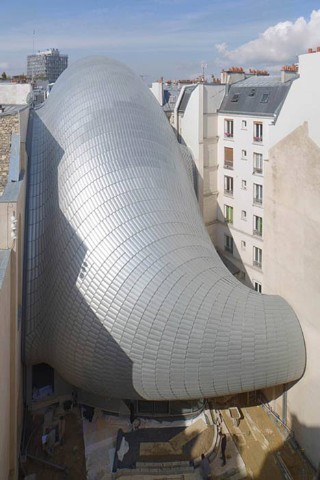 Здание фонда киностудии Pathe в Париже, Франция: вид с высоты птичьего полета